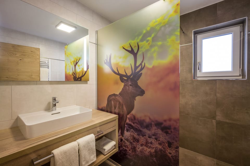 Deluxe Doppelzimmer | Bathroom | Shower, rainfall showerhead, hair dryer, towels