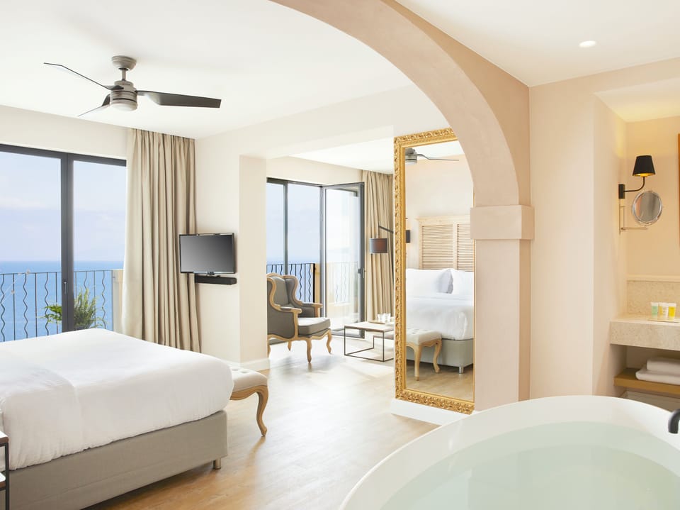 Deluxe Suite (Whirlpool) | 1 bedroom, premium bedding, minibar, in-room safe