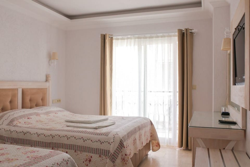 Standard Double or Twin Room | Minibar, cribs (free), WiFi (free), bed sheets
