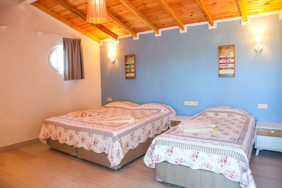 Minibar, cribs (free), WiFi (free), bed sheets