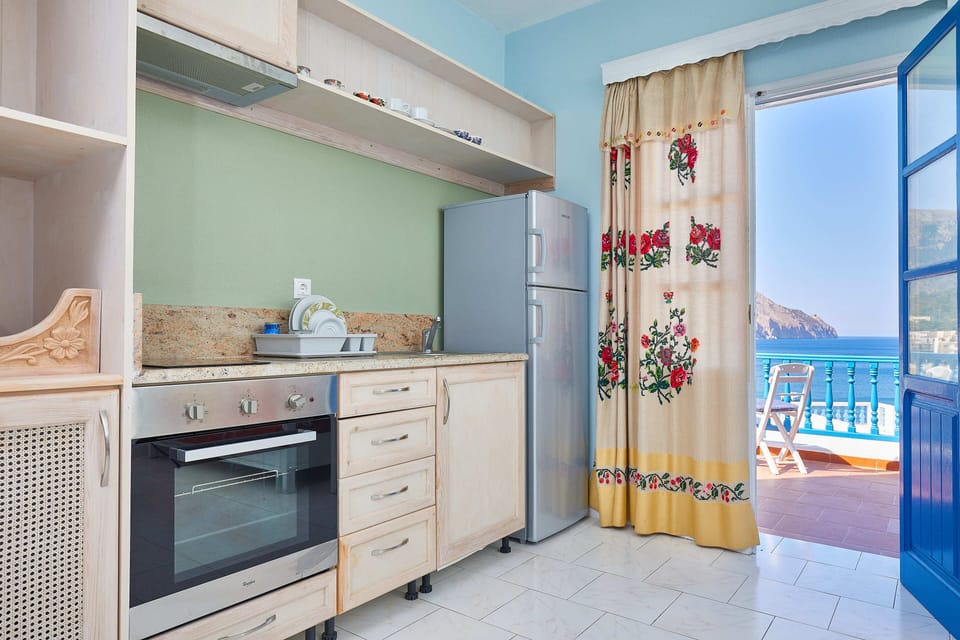 Studio (Triple) | Private kitchen | Fridge, stovetop, electric kettle, cookware/dishes/utensils