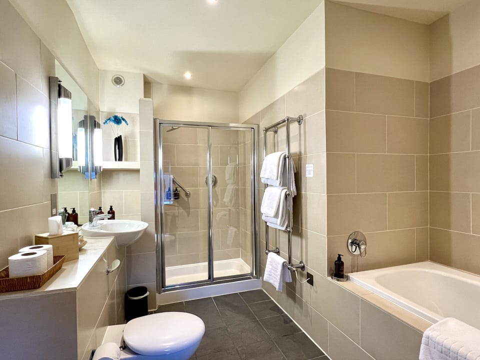 Superior Double or Twin Room, Ensuite, Sea View (Room 7 Harlech) | Bathroom