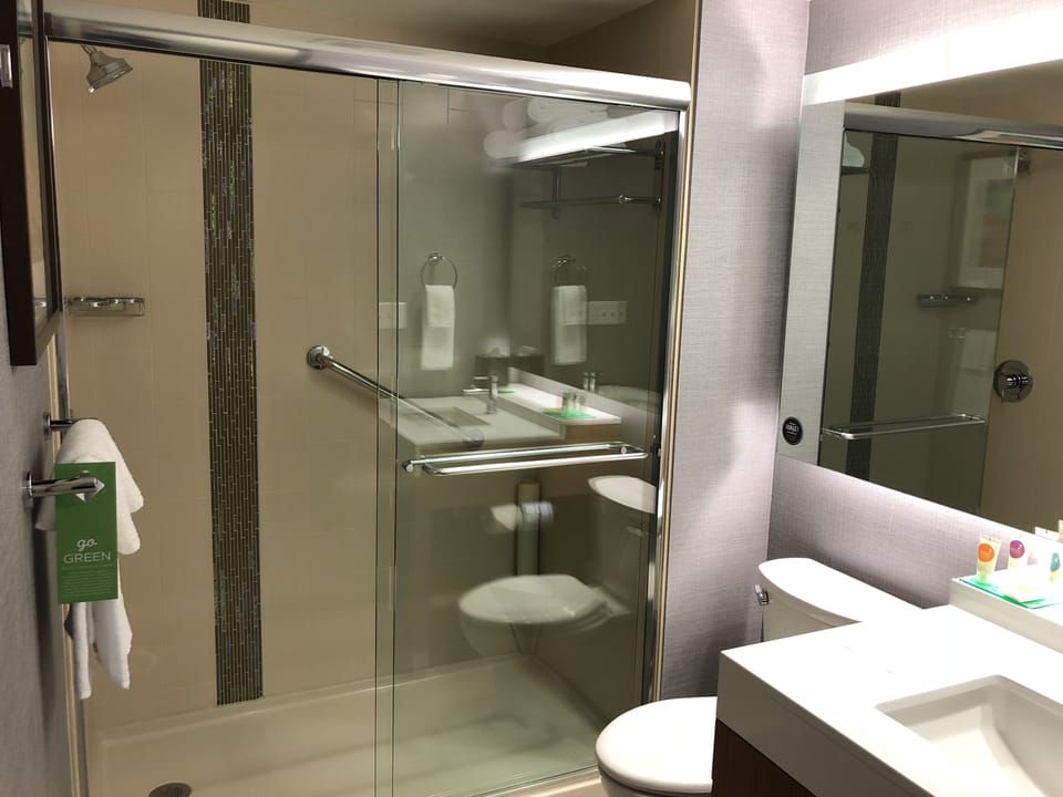 Combined shower/tub, hair dryer, towels