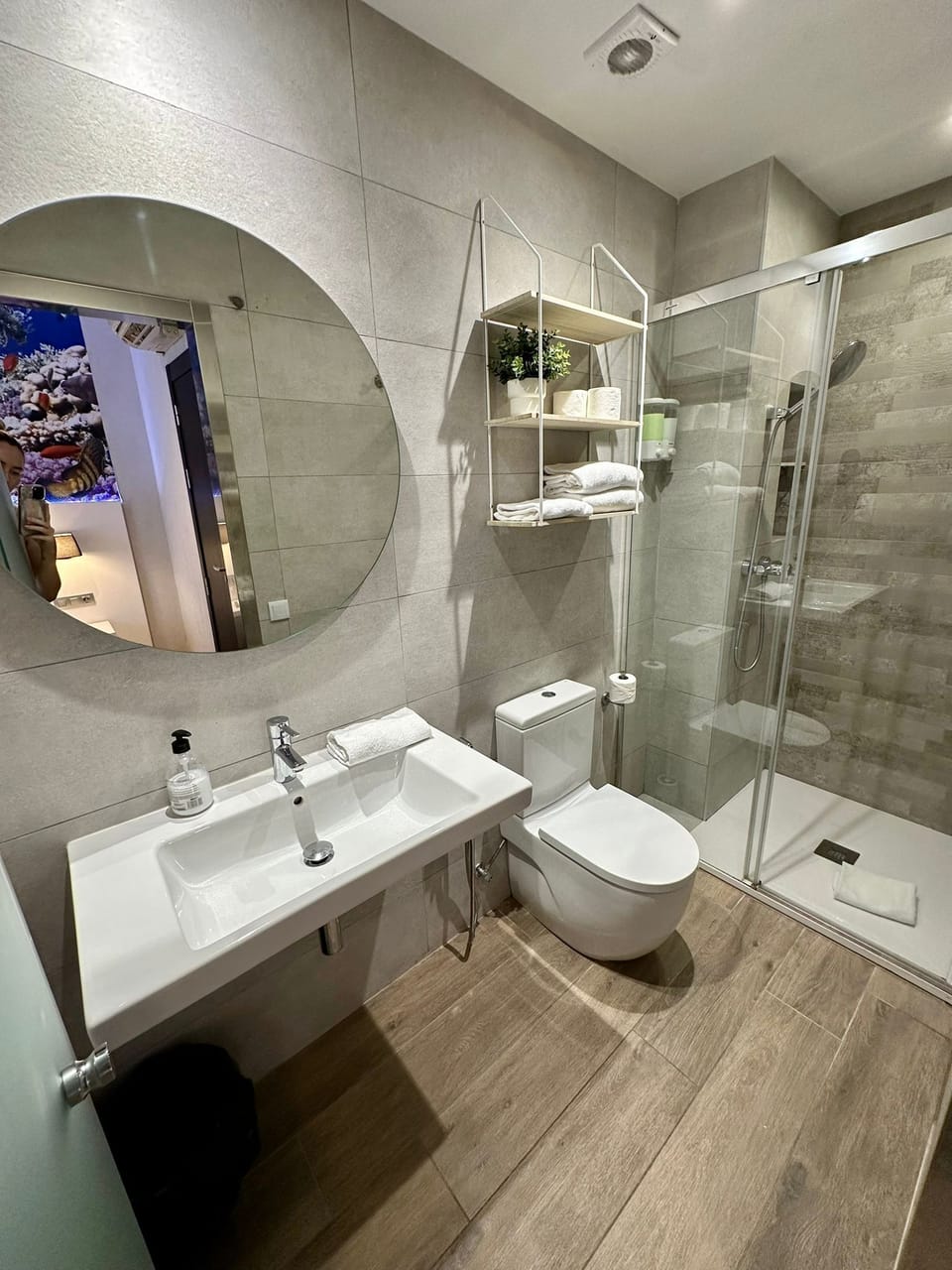Standard Twin Room | Bathroom | Shower, hair dryer, towels