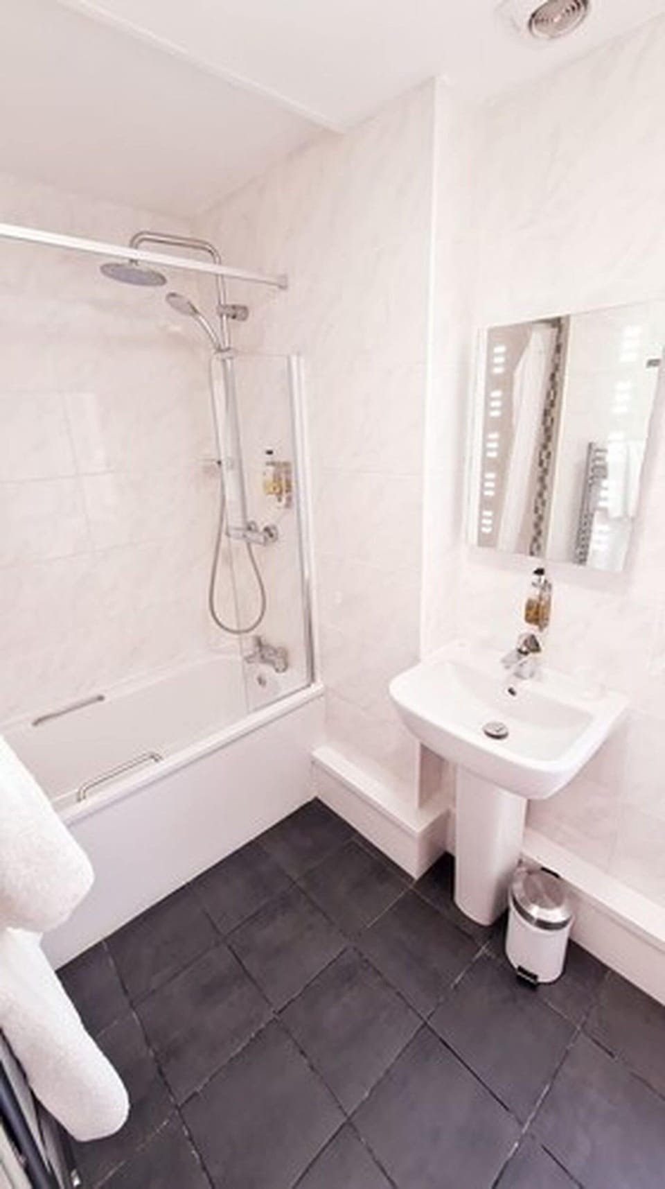 Double Room | Bathroom amenities | Combined shower/tub, free toiletries, hair dryer, towels