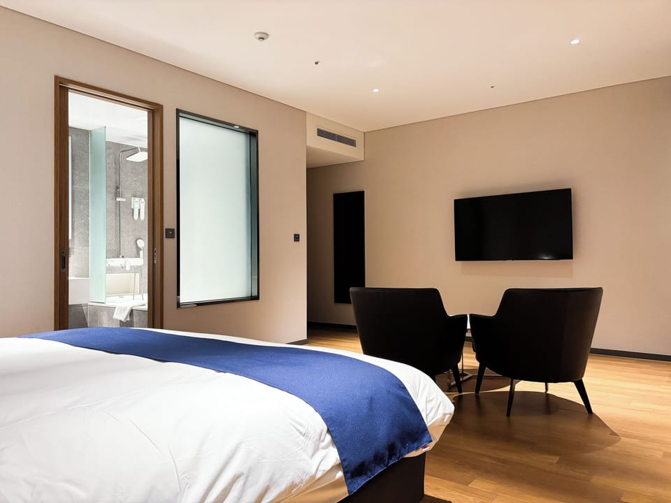 Junior Suite, 1 King Bed | In-room safe, desk, laptop workspace, free WiFi