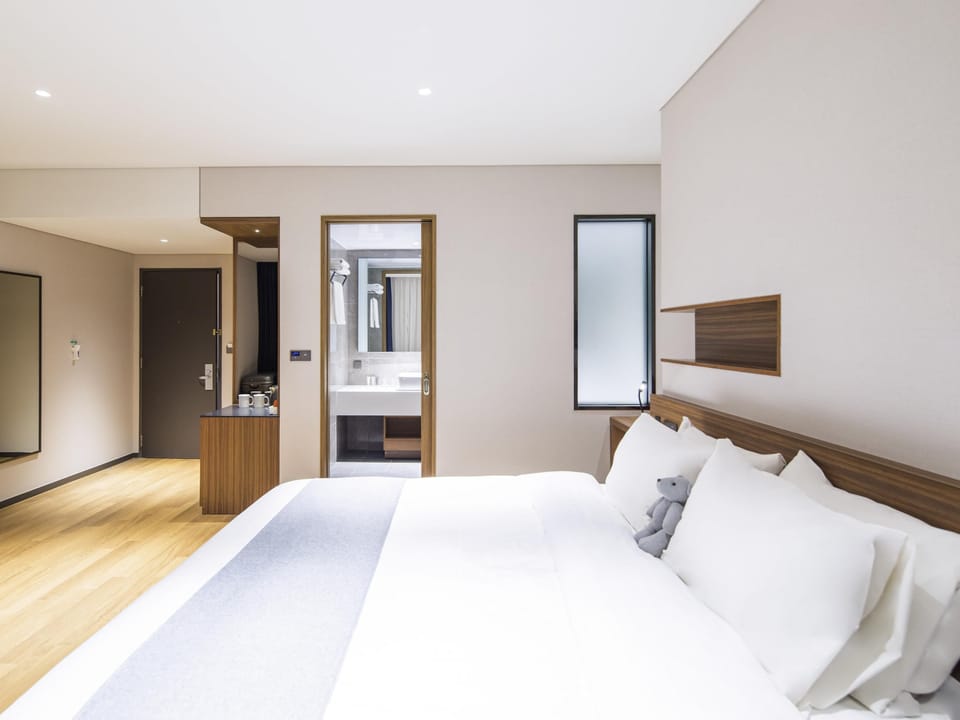 Junior Suite, 1 King Bed | In-room safe, desk, laptop workspace, free WiFi