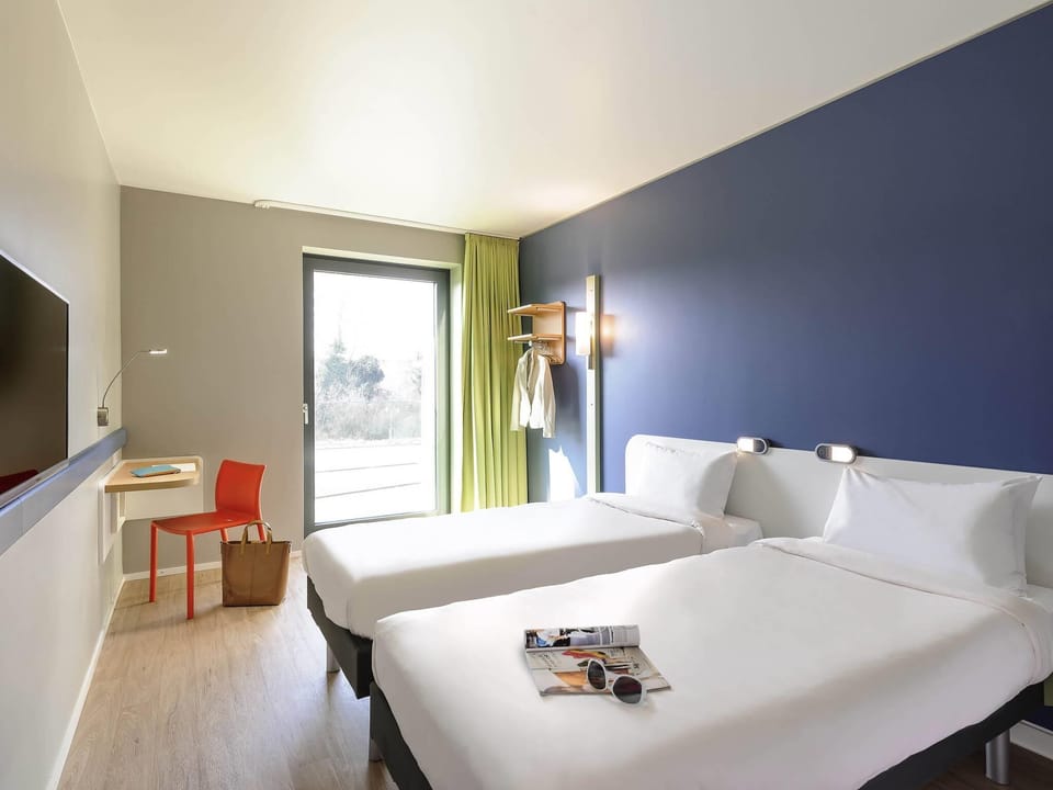 Twin Room, 2 Twin Beds | In-room safe, soundproofing