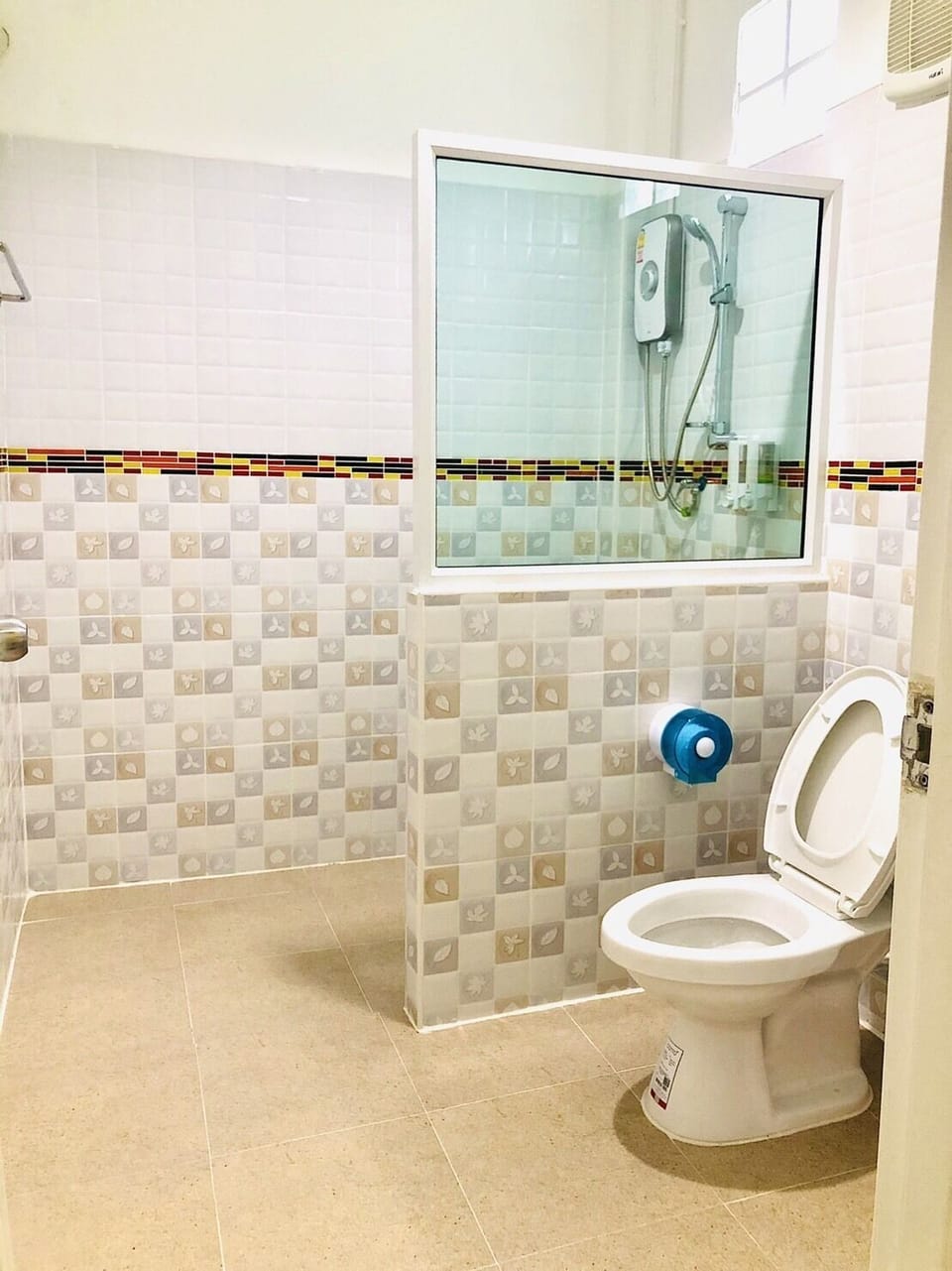 Family Room | Bathroom | Shower, free toiletries, towels