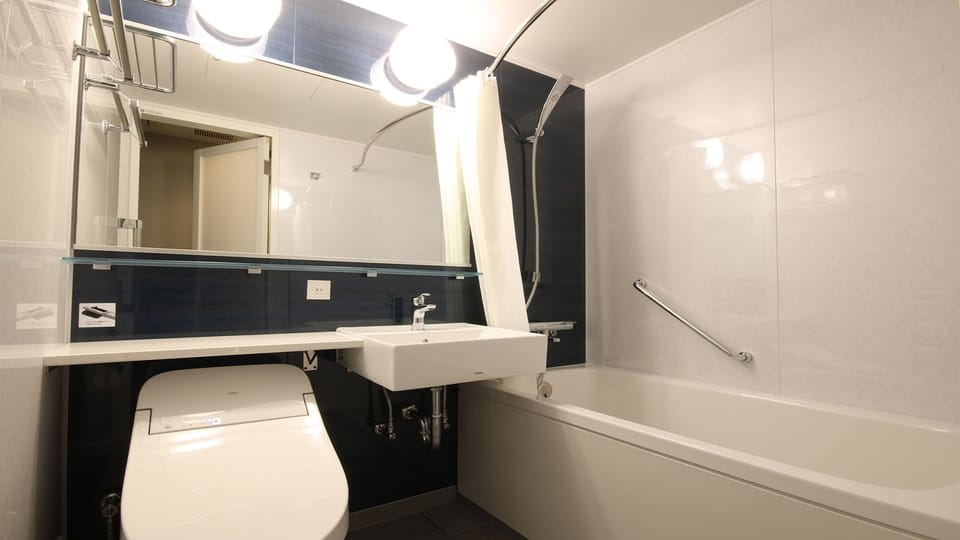 Combined shower/tub, deep soaking tub, hair dryer, slippers