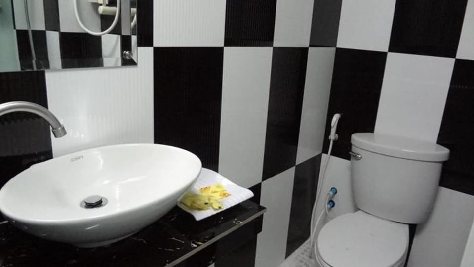 Shower, free toiletries, towels