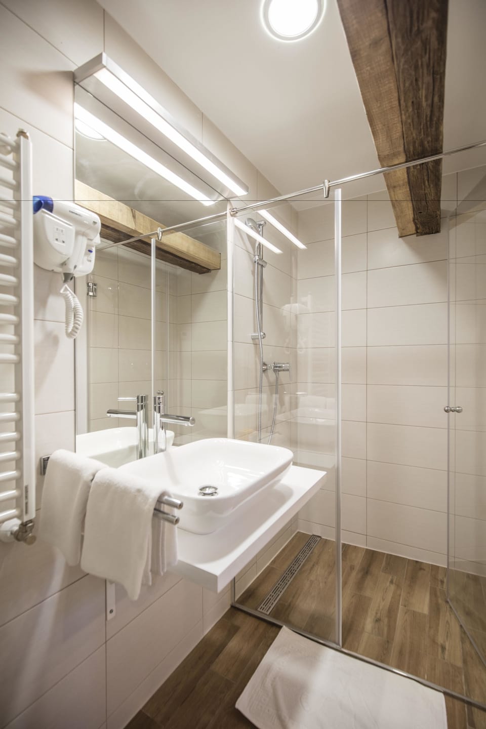 Deluxe Double Room, Sauna, Vineyard View | Bathroom | Shower, free toiletries, hair dryer, slippers
