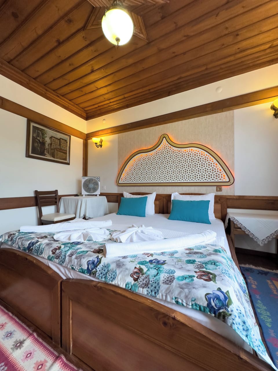 2 bedrooms, premium bedding, minibar, desk