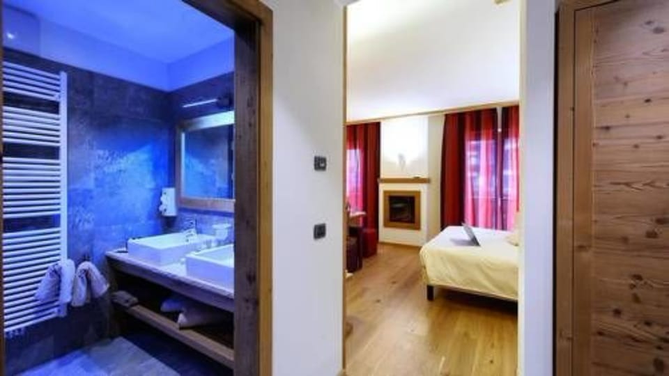 Junior Suite | Premium bedding, minibar, in-room safe, individually decorated