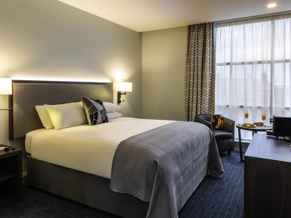 Privilege, Room, 1 King Bed | Hypo-allergenic bedding, in-room safe, desk, blackout drapes