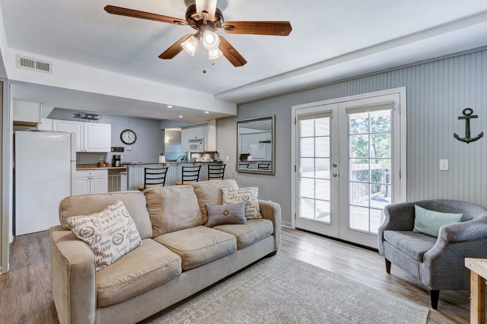 Pine | Living area | Flat-screen TV, DVD player