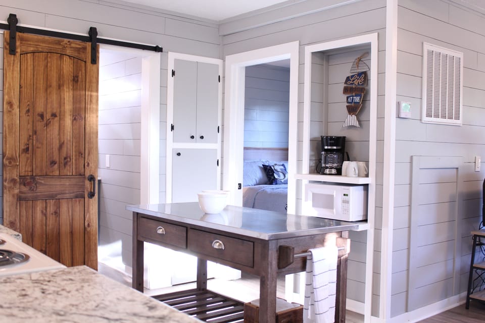 Toaster, cookware/dishes/utensils