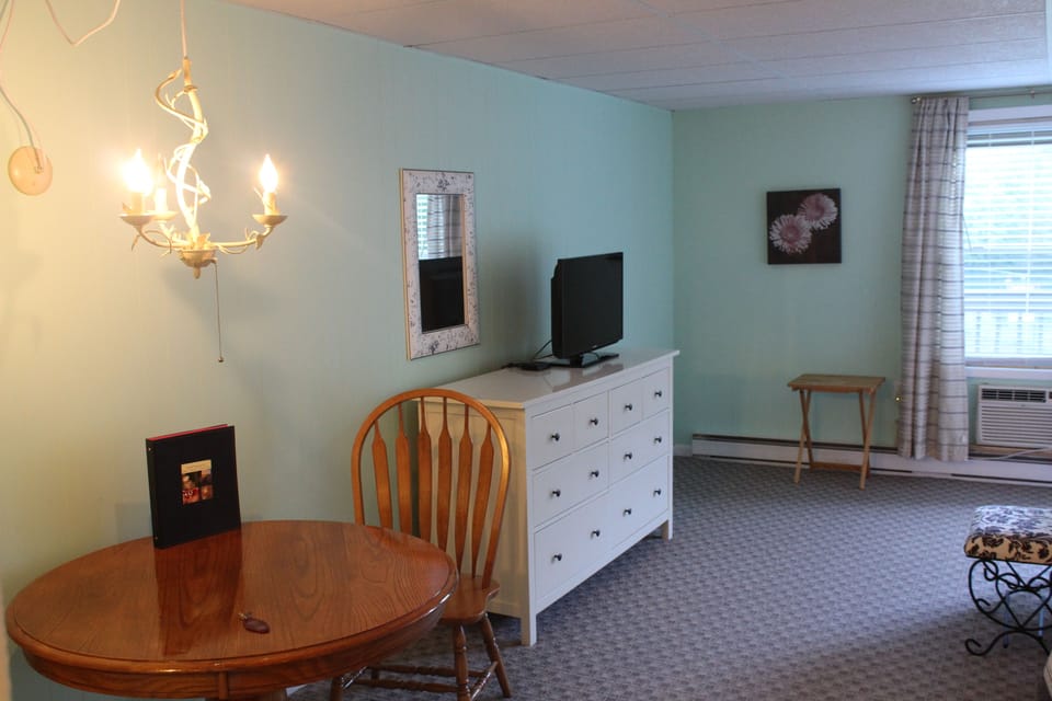 Double Room | Premium bedding, down comforters, iron/ironing board, free WiFi