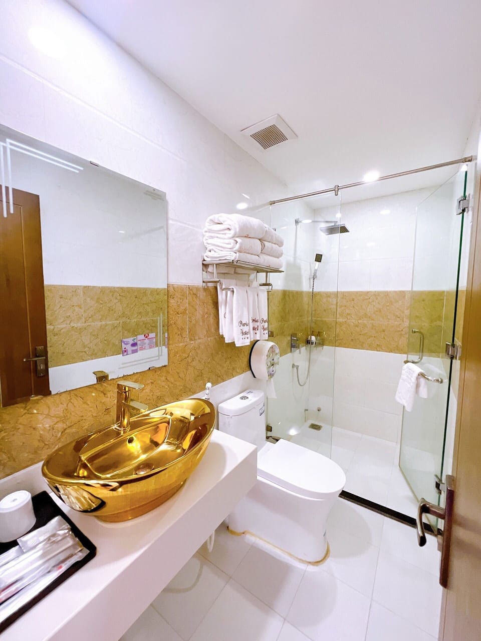 Two Bedrooms Suite with River View | Bathroom | Free toiletries, hair dryer, bathrobes, slippers