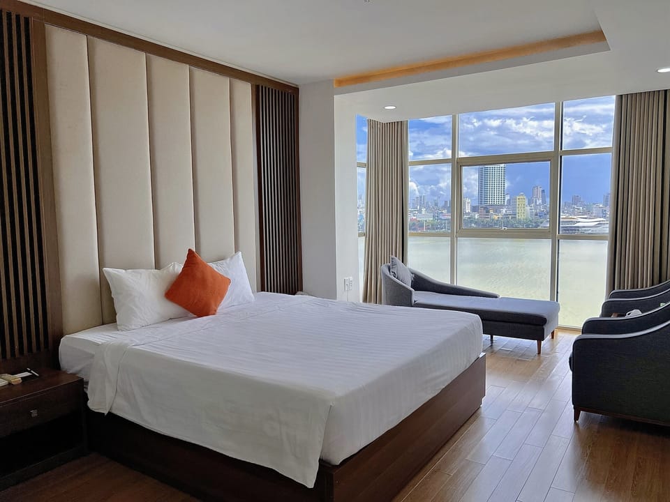 King Room with Han River View | Minibar, in-room safe, desk, laptop workspace
