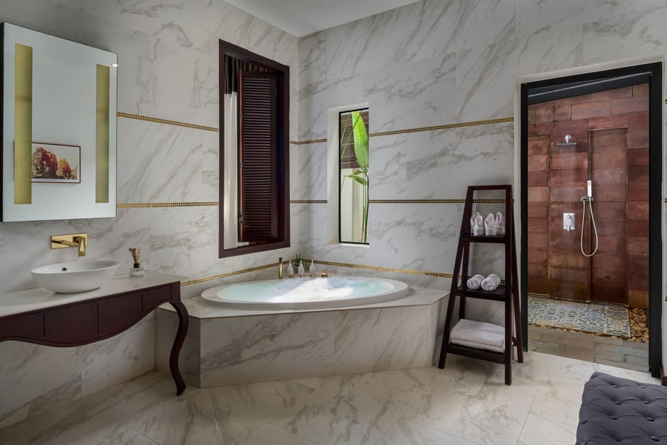Separate tub and shower, deep soaking tub, rainfall showerhead