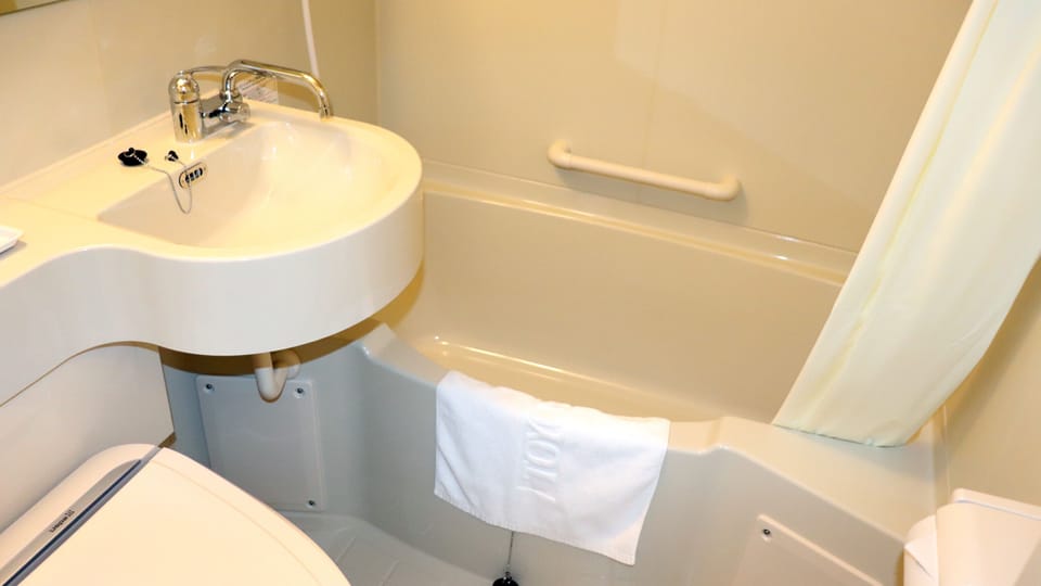 Combined shower/tub, free toiletries, hair dryer, slippers