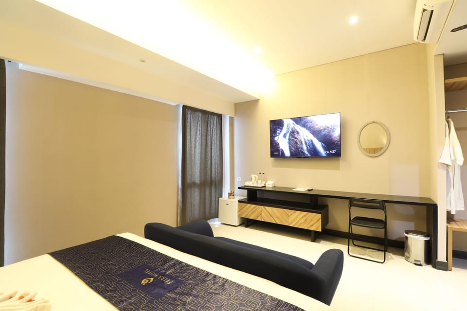Executive Room, 1 Bedroom | Desk, laptop workspace, rollaway beds, free WiFi