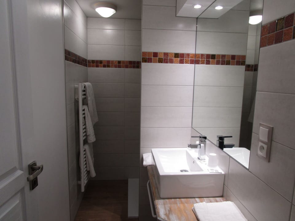 Room (5 persons) | Bathroom | Free toiletries, hair dryer, towels