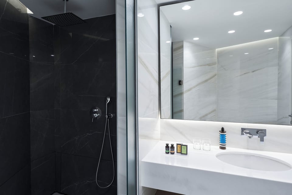 Junior Suite, Sea View | Bathroom shower