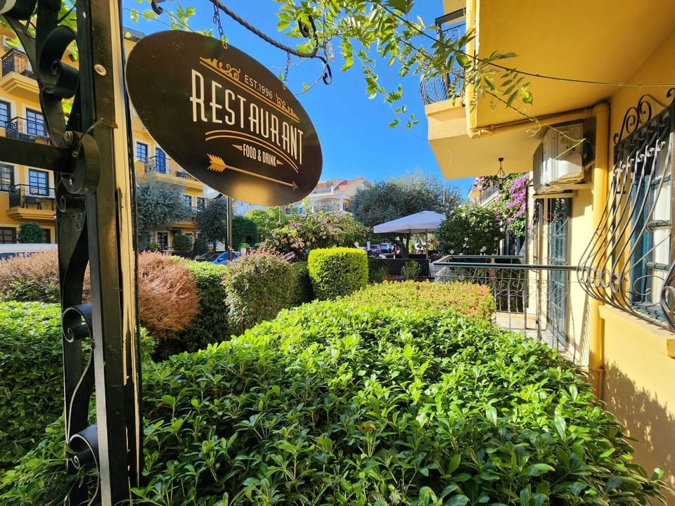 2 restaurants; breakfast, lunch, dinner, and brunch served