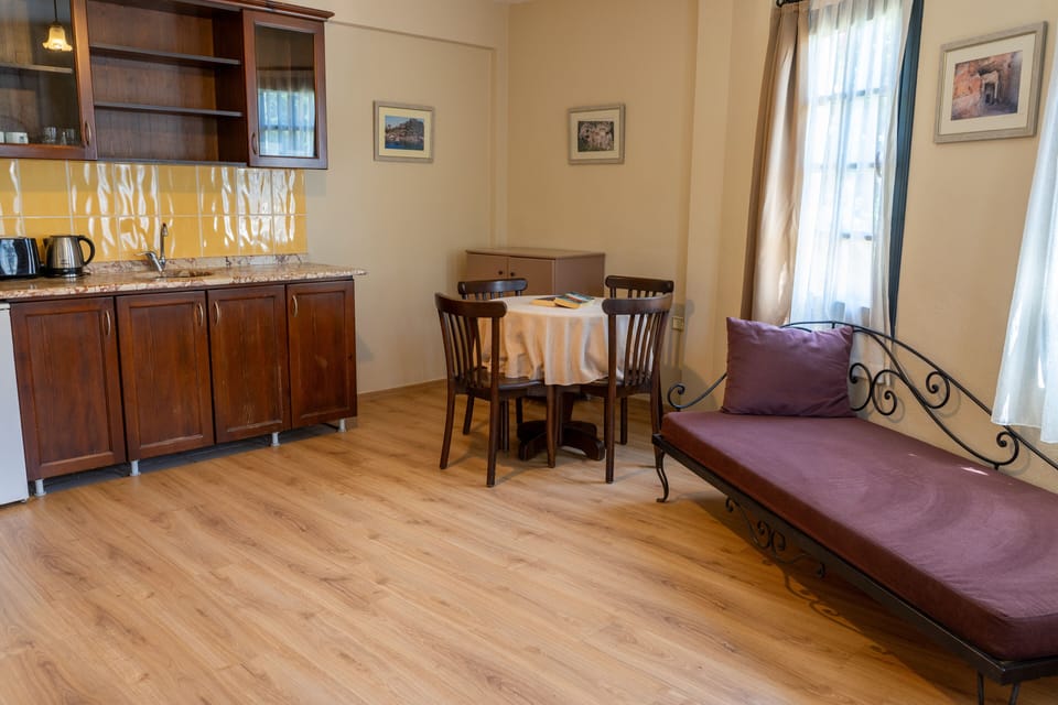 Standard Room | Living area | Books