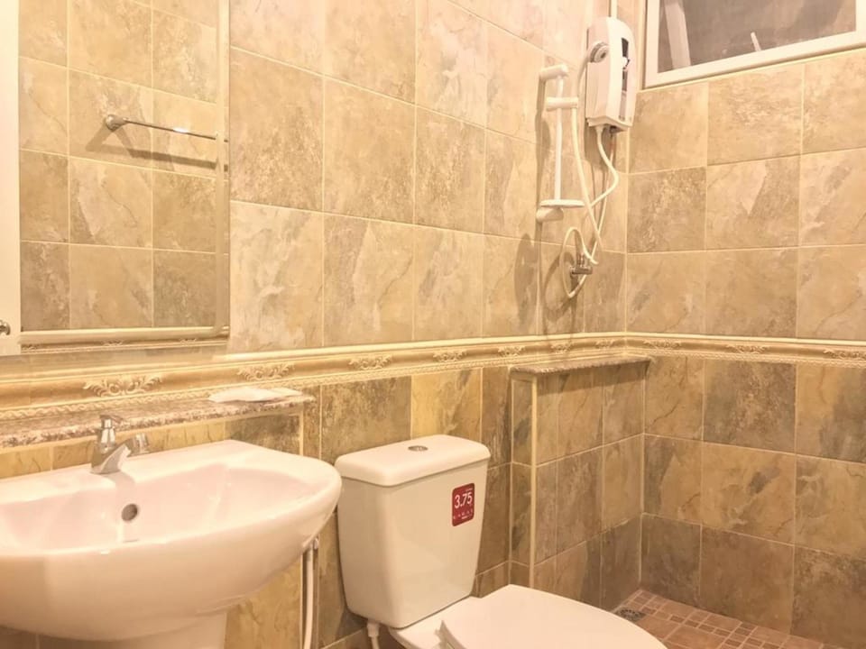 Shower, free toiletries, towels