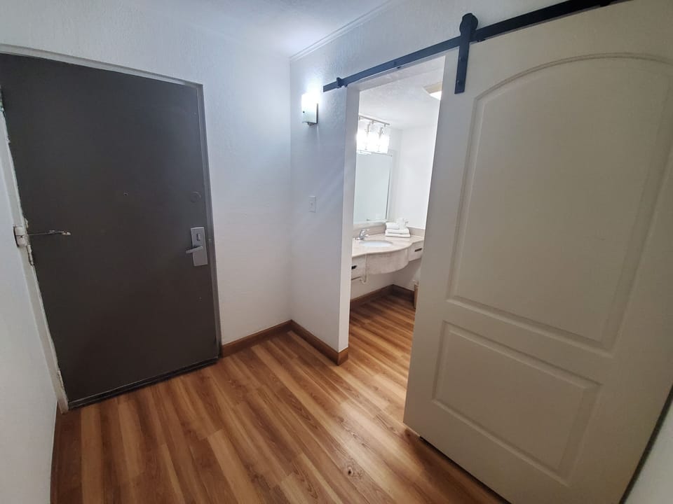 Combined shower/tub, towels, soap, shampoo