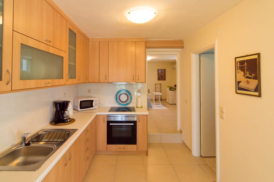 Exclusive Apartment | Private kitchen | Fridge, microwave, oven, stovetop