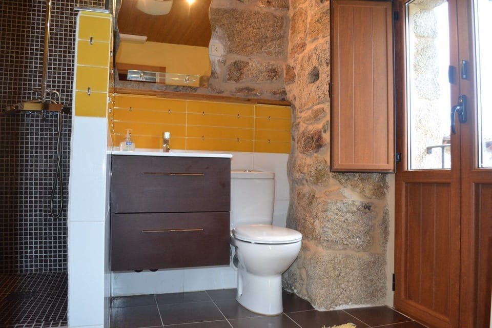 Family Apartment, 1 Bedroom, Kitchen (Alcazar) | Bathroom | Shower, free toiletries, hair dryer, towels