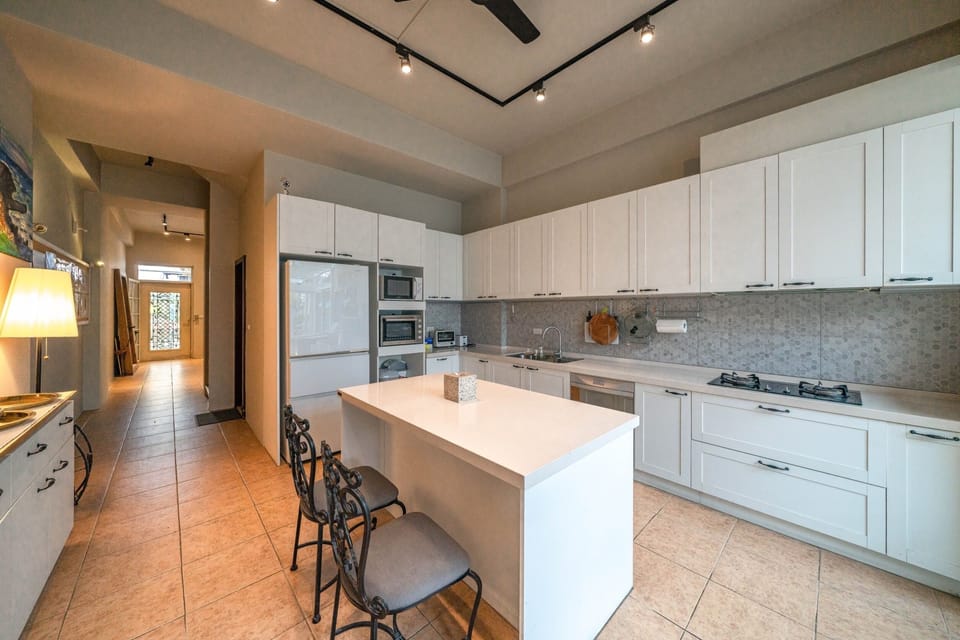Signature Bungalow | Private kitchen | Fridge, oven, stovetop, electric kettle