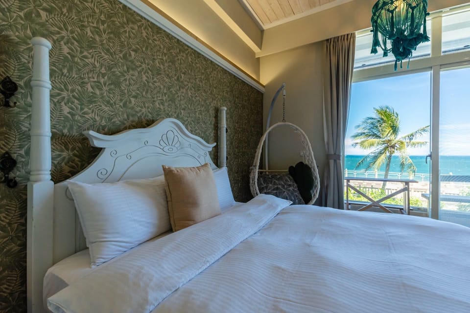 Signature Bungalow | Desk, blackout drapes, soundproofing, free WiFi