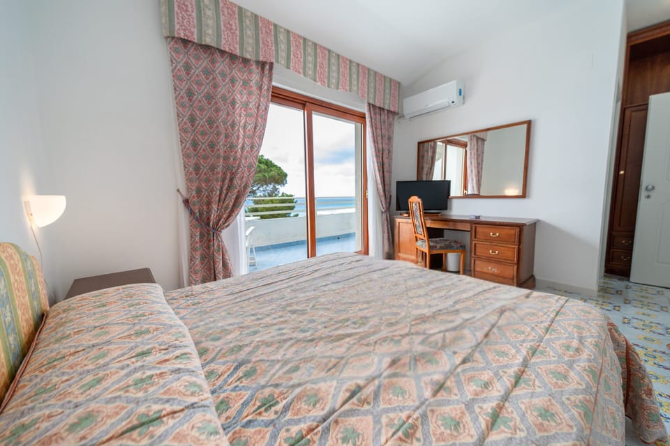 Double Room, Sea View | Minibar, in-room safe, desk, blackout drapes