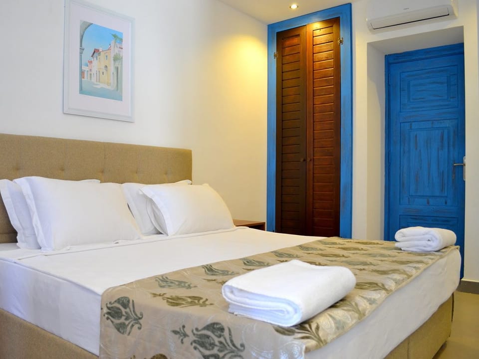 Suite | In-room safe, desk, WiFi (free), bed sheets