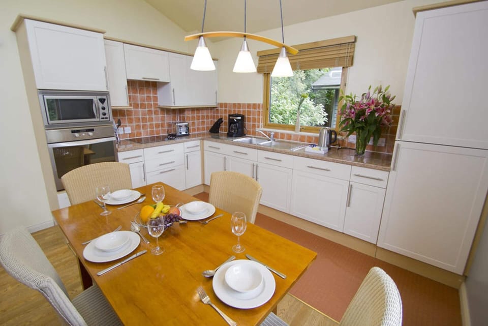 Room, 2 Bedrooms, Kitchen, Garden Area (Woodland Lodge) | Private kitchen | Coffee/tea maker, electric kettle
