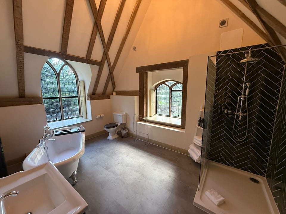 Junior Double or Twin Room | Bathroom | Free toiletries, hair dryer, towels, toilet paper