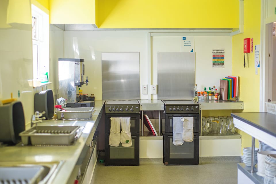 Shared fridge, oven, stovetop, cookware/dishes/utensils