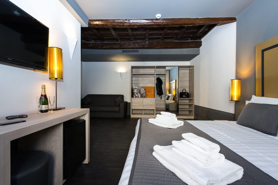 Junior Suite | Premium bedding, down comforters, Tempur-Pedic beds, in-room safe