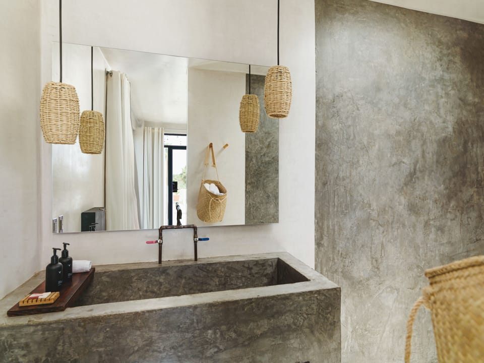 Shower, rainfall showerhead, free toiletries, bathrobes
