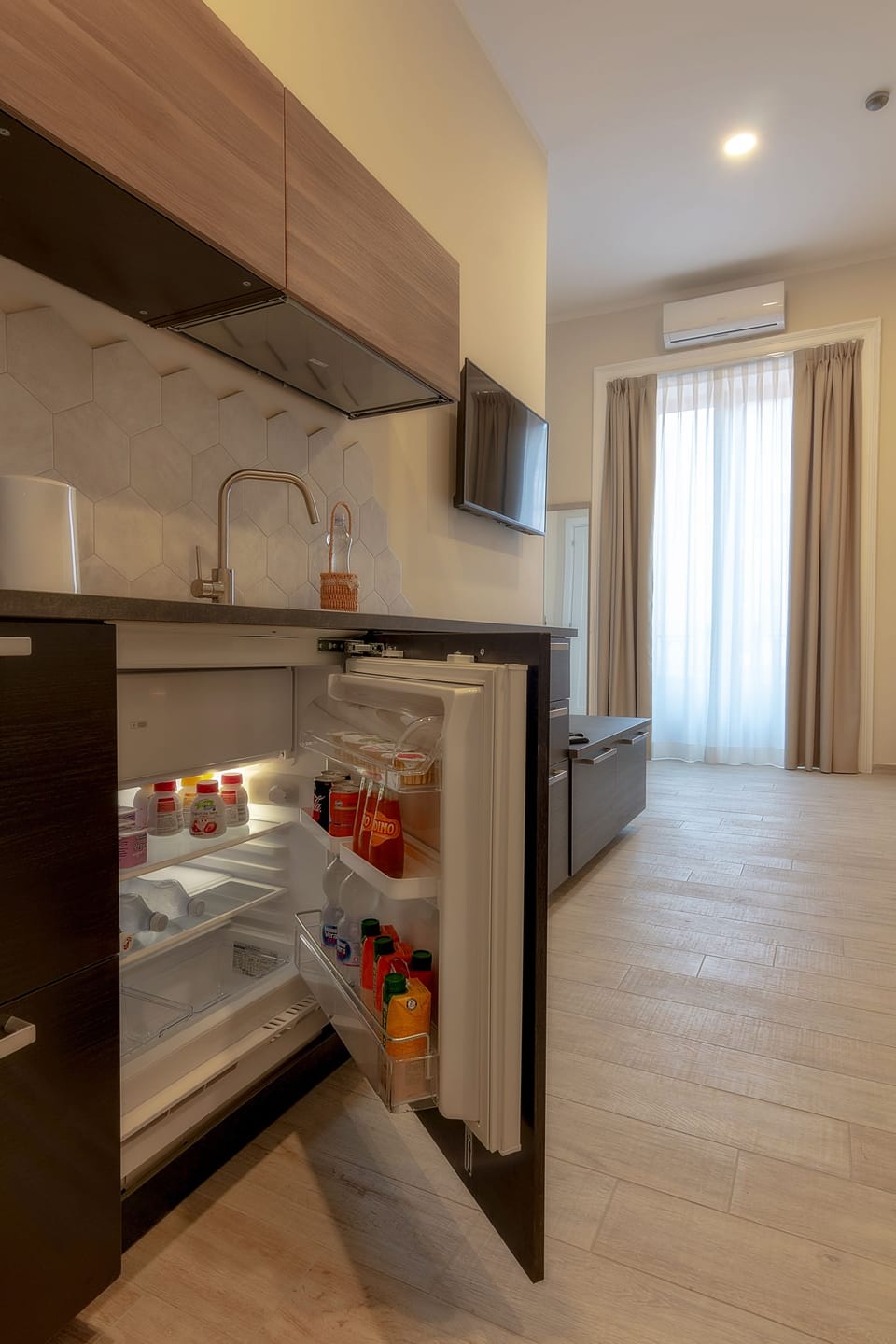 Deluxe Condo, 1 Bedroom, Kitchen | Private kitchenette
