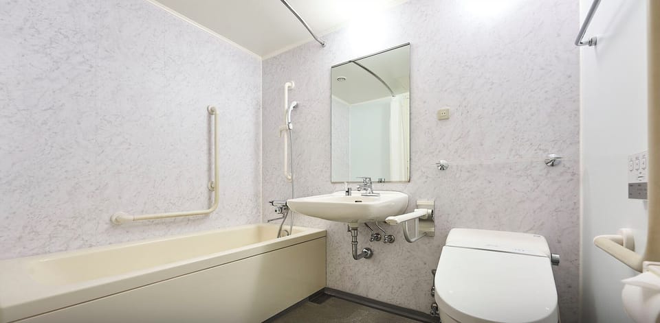 Universal Design type Twin Room, Non Smoking | Bathroom | Combined shower/tub, free toiletries, hair dryer, slippers