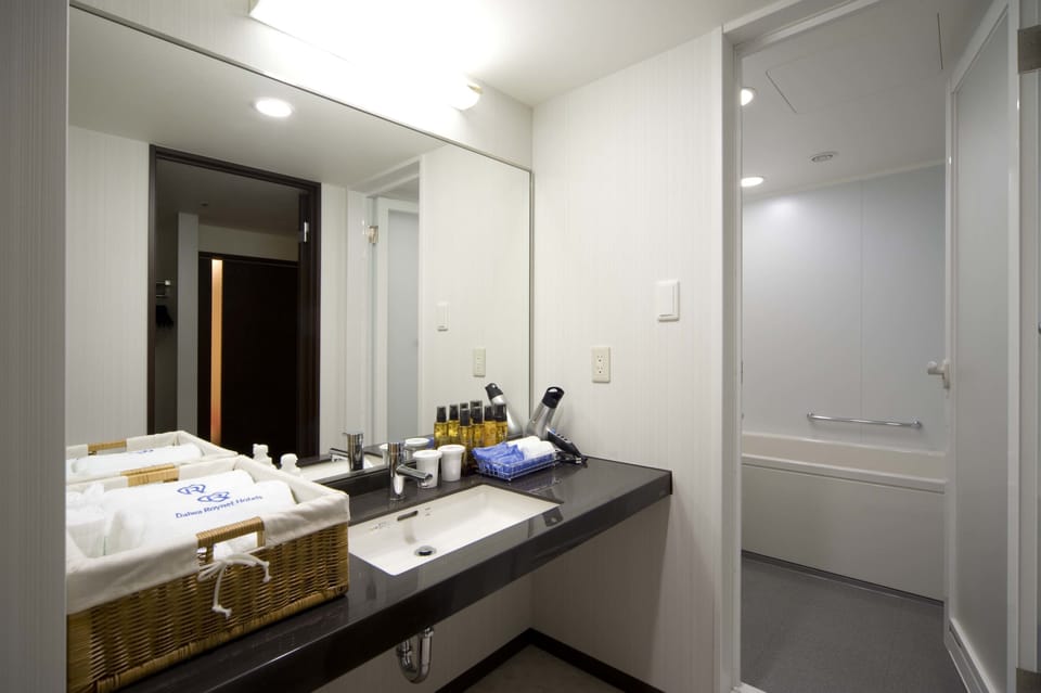 Junior Suite Room [No Choice of Smoking Preference] | Bathroom | Combined shower/tub, free toiletries, hair dryer, slippers