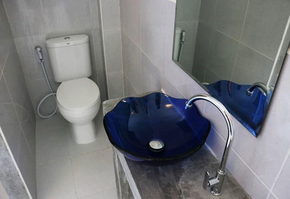 Shower, free toiletries, towels