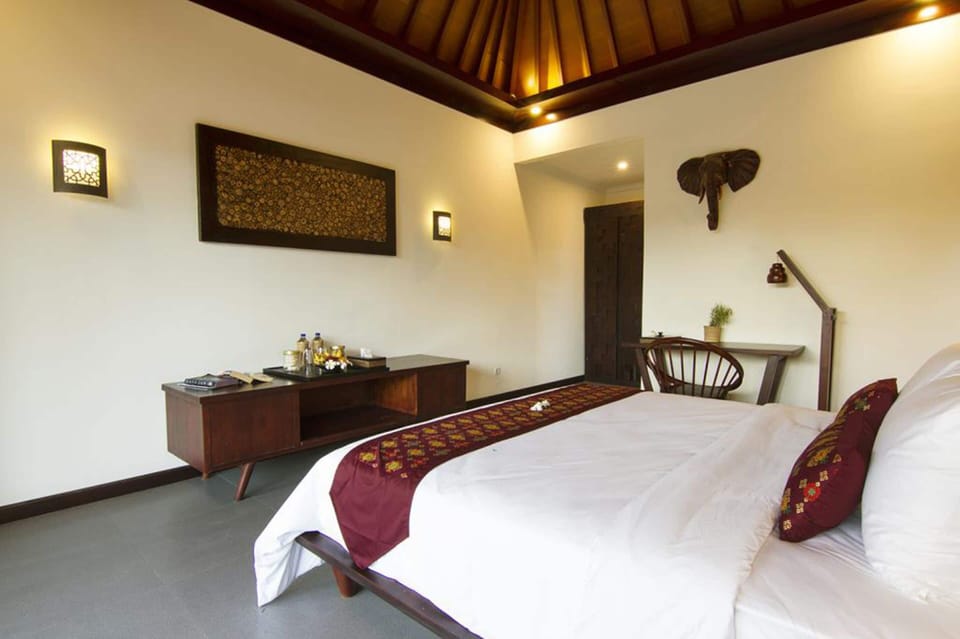 One Bedroom Pool View | Minibar, in-room safe, desk, bed sheets