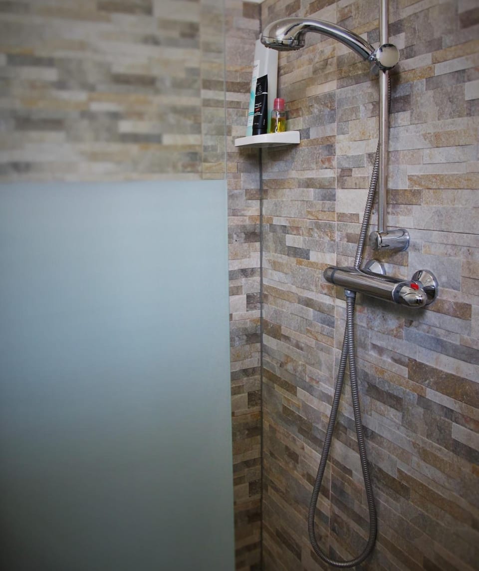 Superior Triple Room, Private Bathroom | Bathroom | Shower, free toiletries, hair dryer, slippers